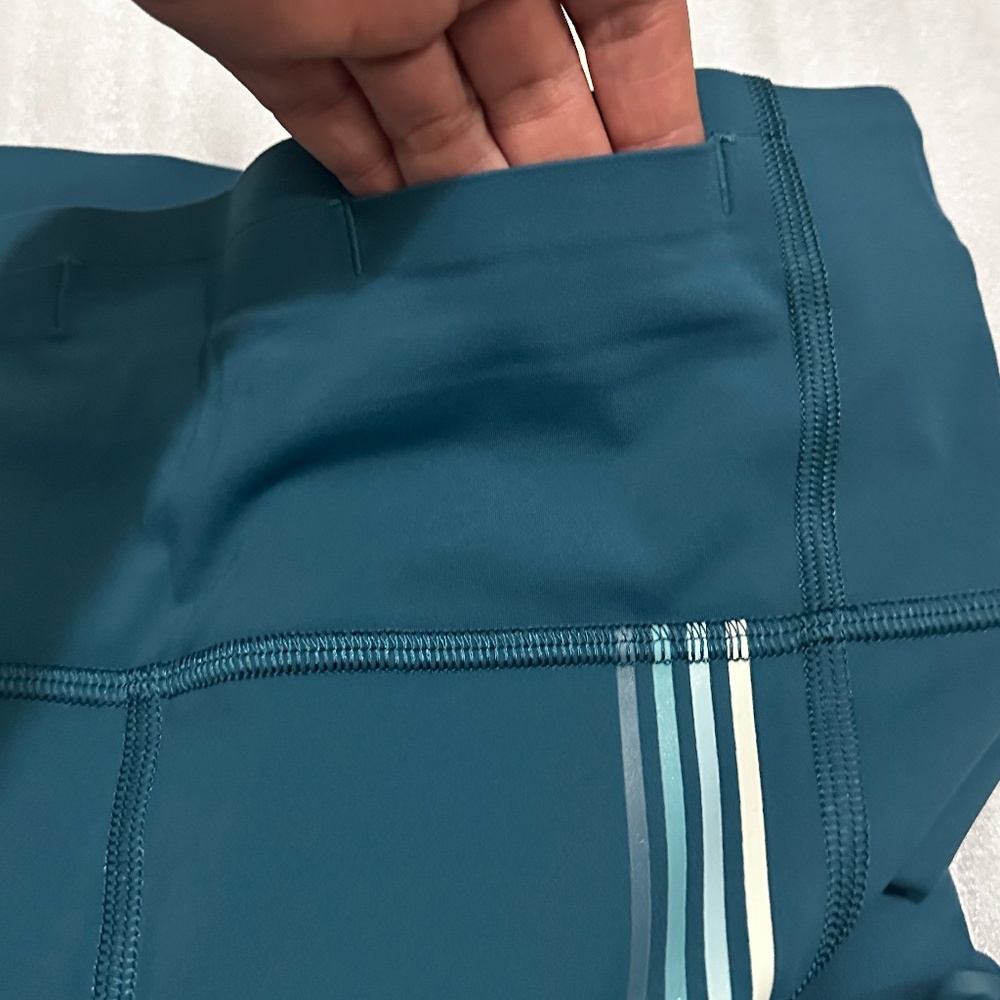 Like NEW - Lululemon High Rise Leggings - Picture 4 of 14